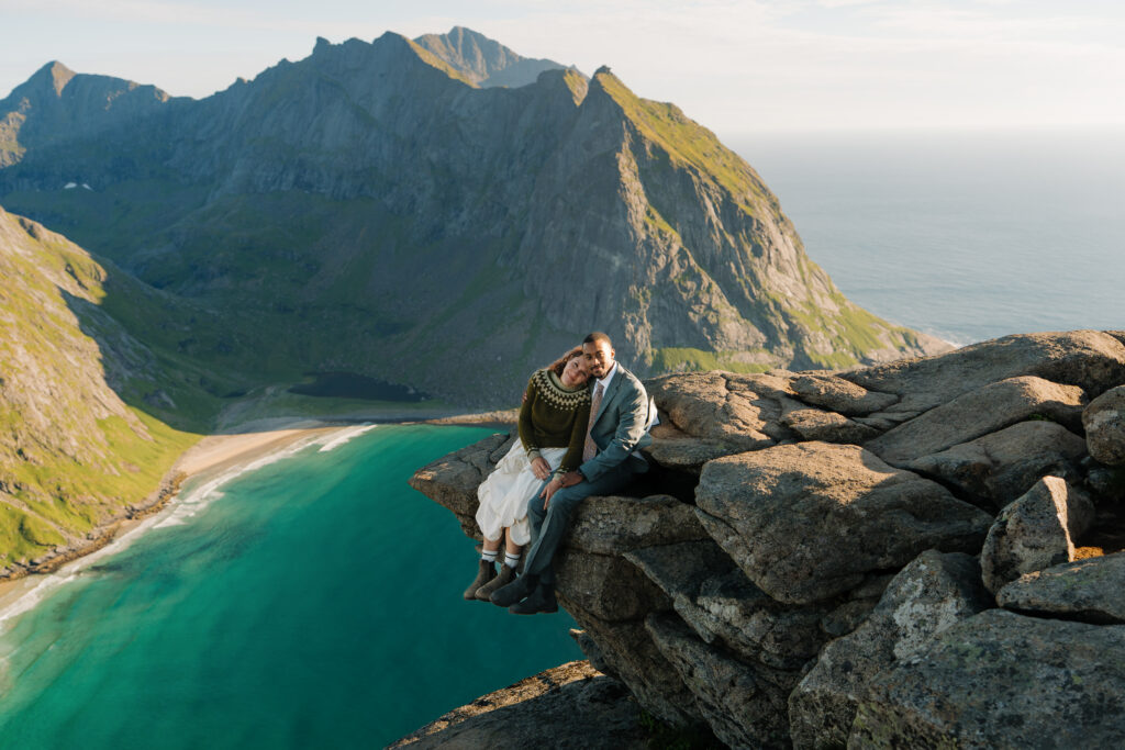 Elopement ouple sitting on a cliff in Lofoten